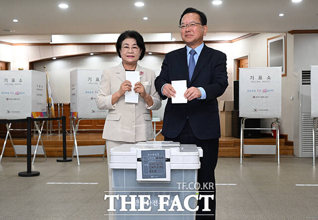 김부겸 더불어민주당 대구시장 후보(오른쪽)와 부인 이유미 여사가 제9회 전국동시지방선거 사전투표 날인 29일 오전 대구 수성구 고산2동 행정복지센터에 마련된 사전투표소에서 투표하고 있다. /대구=박헌우 기자