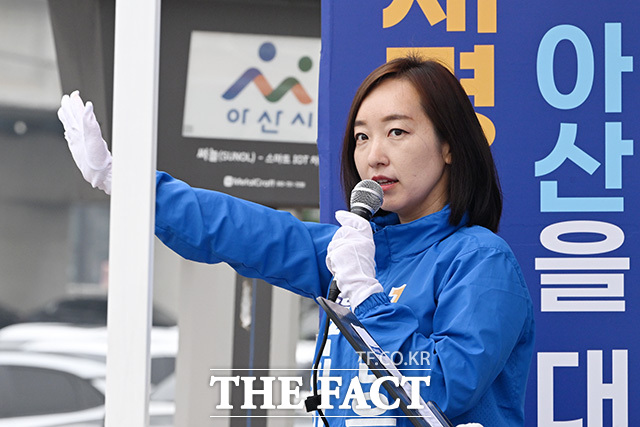 아침 출근길 시민들에게 인사하는 전은수 아산을 후보.