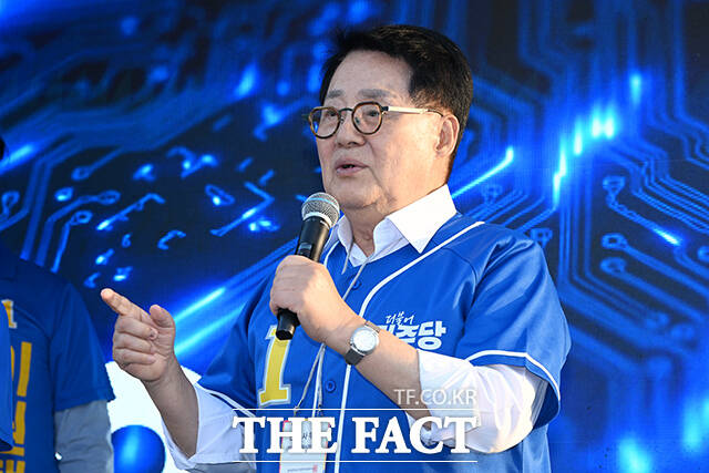 박지원 더불어민주당 국회의원(오른쪽)이 29일 오후 전북도 전주 완산구 풍남문광장에서 열린 유세현장에 참석해 시민들을 향해 이원택 전북특별자치도지사 후보의 지지를 호소하고 있다. /전주=김성렬 기자