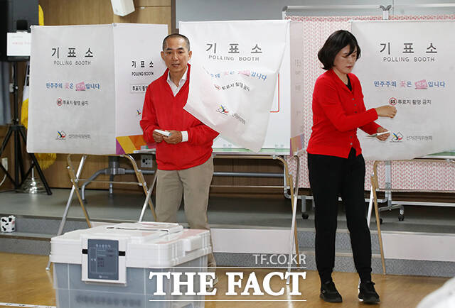 박민식 국민의힘 부산 북구갑 국회의원 후보(왼쪽)와 배우자 배정혜 씨가 6·3 지방선거 및 국회의원 재보궐선거 사전투표 첫날인 29일 오전 부산 북구 만덕제2동행정복지센터에 마련된 사전투표소에서 투표를 하고 있다. /부산=박상민 기자