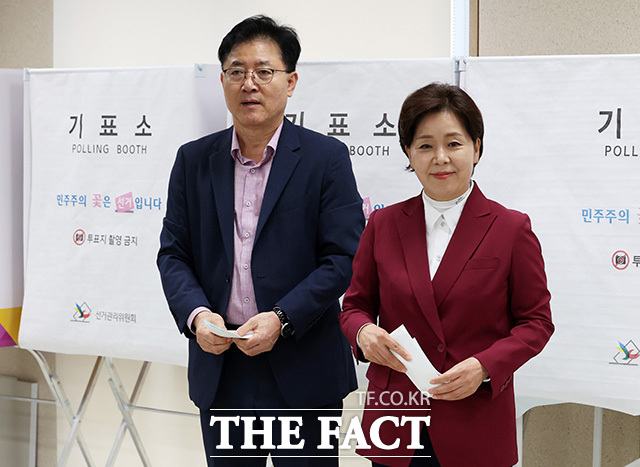 양 후보가 기표소를 나오고 있다.