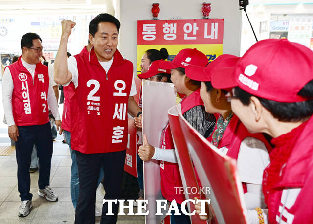 오세훈 국민의힘 서울시장 후보가 제9회 전국동시지방선거 사전투표 첫날인 29일 서울 도봉구 창동역 앞에서 유권자들에게 지지를 호소하고 있다. /이새롬 기자