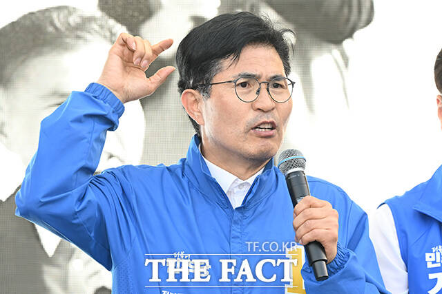 두 팔 들어올리는 조지훈 더불어민주당 전주시장 후보와 이성윤 최고위원, 한병도 공동상임선대위원장, 이원택 전북특별자치도지사 후보, 박지원 의원, 박주민 의원(왼쪽부터).