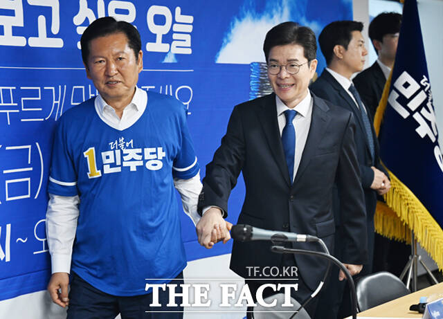 정청래 더불어민주당 대표(왼쪽)와 정원오 서울시장 후보가 제9회 전국동시지방선거 사전투표 첫날인 29일 오전 서울 중구 정 후보 선거사무소에서 열린 현장 중앙선거대책위원회에 손을 잡은 채 참석하고 있다. /이새롬 기자