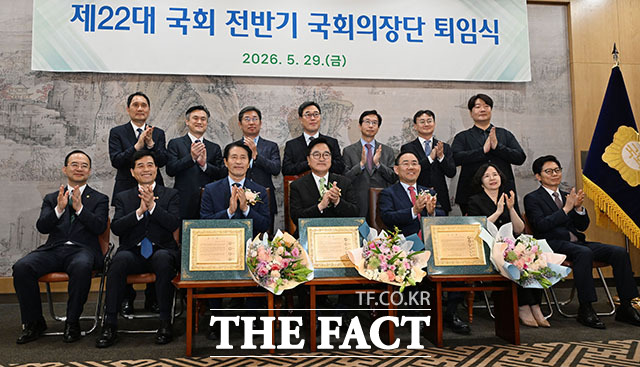 우원식 국회의장이 29일 오후 서울 여의도 국회에서 열린 제22대 전반기 국회 국회의장단 퇴임식에서 꽃다발을 받고 미소짓고 있다. /국회=서예원 기자