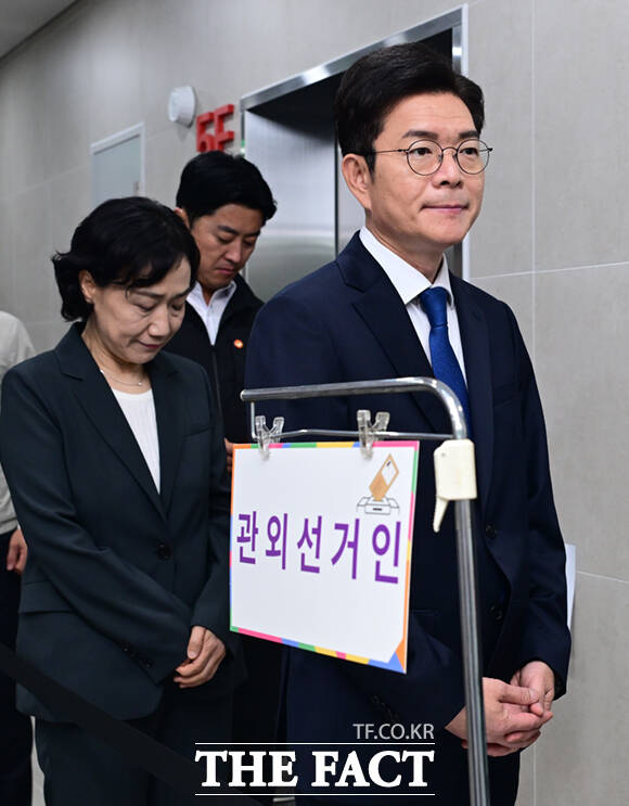 정원오 더불어민주당 서울시장 후보와 배우자 문혜정 씨가 제9회 전국동시지방선거 사전투표 첫날인 29일 오전 서울 중구 소공동 행정복합청사에 마련된 사전투표소를 찾아 한 표를 행사하고 있다. /이새롬 기자