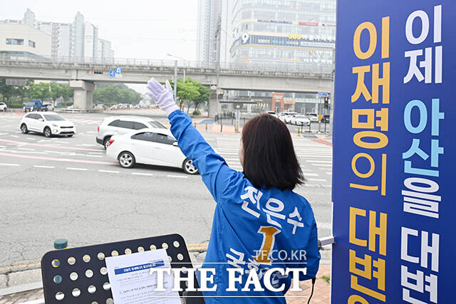 아침 출근길 시민들에게 인사하는 전은수 아산을 후보.