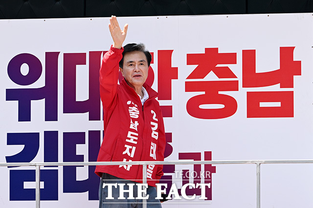 아산 온양온천역 광장 찾아 인사하는 김태흠 국민의힘 충남도지사 후보.