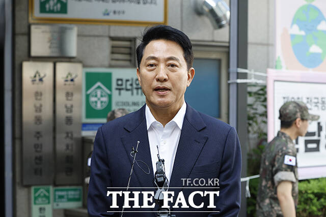 오세훈 국민의힘 서울시장 후보 29일 오전 서울 용산구 한남동주민센터에 마련된 제9회 전국동시지방선거 투표소에서 사전투표를 마친 뒤 취재진의 질의에 답변하고 있다. /배정한 기자