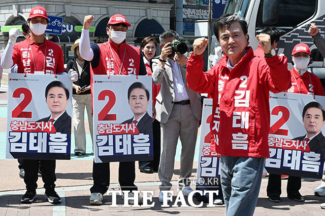 김태흠 국민의힘 충남도지사 후보가 29일 오후 충남 아산시 온양온천역 광장에서 시민들에게 지지를 호소하고 있다. /아산=남용희 기자