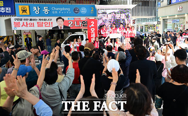 오세훈 국민의힘 서울시장 후보가 제9회 전국동시지방선거 사전투표 첫날인 29일 서울 도봉구 창동역 앞에서 유권자들에게 지지를 호소하고 있다. /이새롬 기자