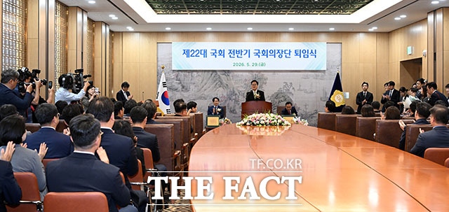 우원식 국회의장이 29일 오후 서울 여의도 국회에서 열린 제22대 전반기 국회 국회의장단 퇴임식에서 꽃다발을 받고 미소짓고 있다. /국회=서예원 기자