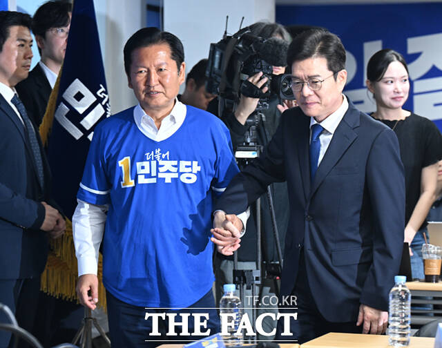 정청래 더불어민주당 대표(왼쪽)와 정원오 서울시장 후보가 제9회 전국동시지방선거 사전투표 첫날인 29일 오전 서울 중구 정 후보 선거사무소에서 열린 현장 중앙선거대책위원회에 손을 잡은 채 참석하고 있다. /이새롬 기자