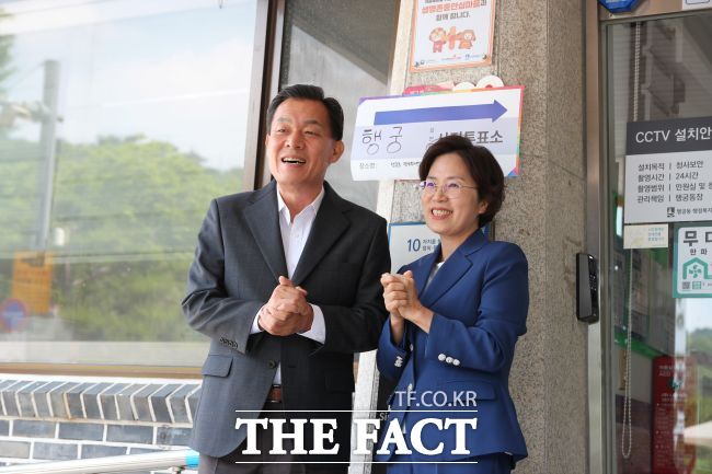 29일 오전 10시 30분 행궁동복지센터에서 아내와 사전투표 후 기념 촬영하는 이재준 민주당 수원시장 후보. /박아론 기자