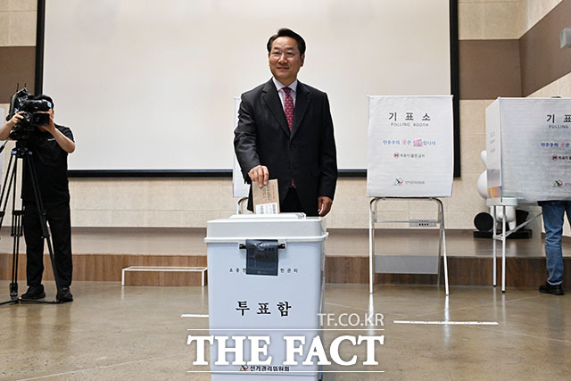 유정복 국민의힘 인천시장 후보가 29일 오전 인천 미추홀구 틈 문화창작지대에 마련된 제9회 전국동시지방선거 투표소에서 사전 투표를 하고 있다. /인천=서예원 기자