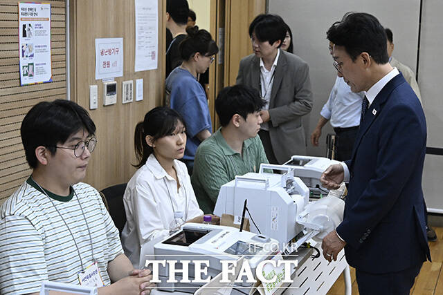 김민석 국무총리가 기표소를 나오고 있다.