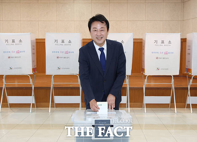 사전투표를 마친 김용남 후보가 취재진 질문에 답변하고 있다.