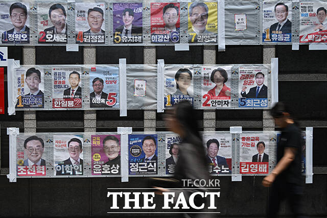 6·3 지방선거를 나흘 앞두고 서울시교육감 선거가 혼탁한 양상을 보이고 있다. 보수와 진보 진영 모두 단일화 과정에서 진통을 겪으며 '단일후보 정통성' 대결에만 몰두하고 있다. 특히 고소·고발 등 법적 분쟁에 이념 논쟁까지 난무하면서 정작 중요한 교육정책은 보이지 않는다는 지적이다. /남윤호 기자