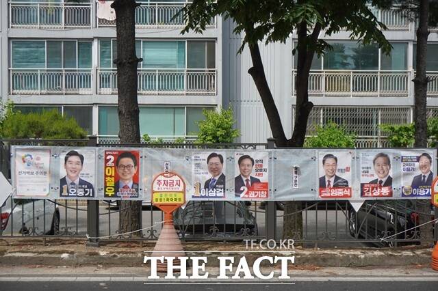 경북 안동 옥동의 한 아파트 단지에 걸린 선거 벽보. 해당 지역은 선거구의 도의원과 시의원이 무투표로 당선되면서 다른 지역과 달리 경북도지사, 안동시장, 경북교육감 선거의 벽보만 걸렸다. /안동(경북)=이태훈 기자