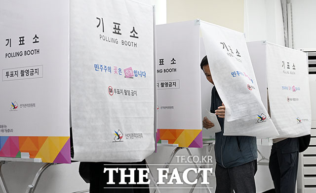 제9회 전국동시지방선거 사전투표 첫날인 29일 오전 인천 계양구 작전서운동행정복지센터에 마련된 사전투표소를 찾은 유권자들이 소중한 한 표를 행사하고 있다. /서예원 기자
