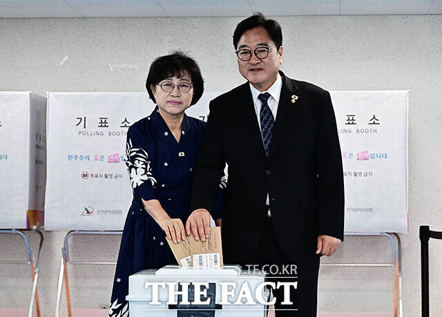 퇴임을 앞둔 우원식 국회의장과 배우자 신경혜 여사가 29일 오전 서울 용산구 한남동주민센터에 마련된 제9회 전국동시지방선거 투표소에서 사전투표를 하고 있다. /배정한 기자