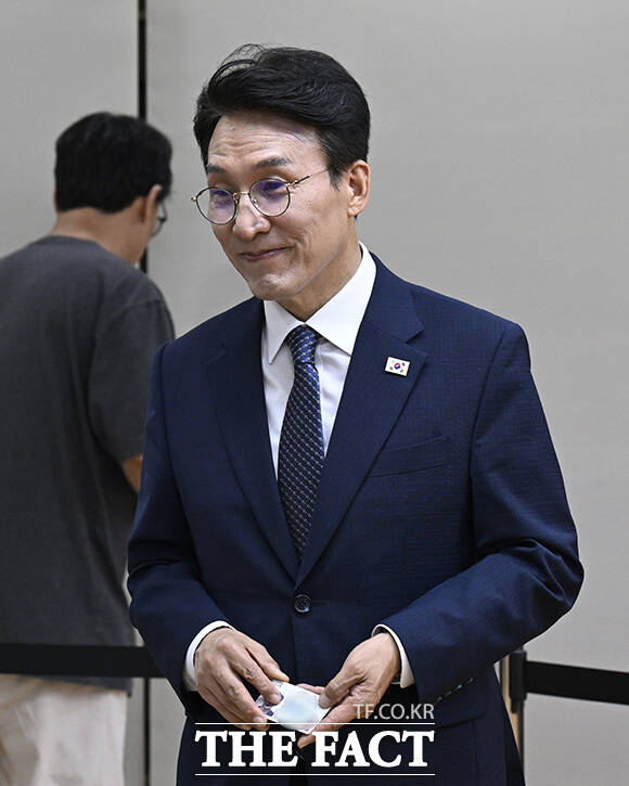 김민석 국무총리가 기표소를 나오고 있다.
