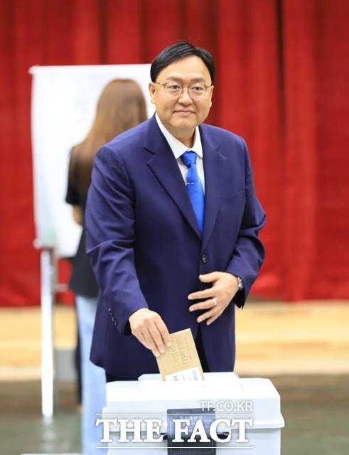 조상호 더불어민주당 세종시장 후보가 29일 오전 9시쯤 세종시 나성동 복합커뮤니센터에서 사전투표를 하고 있다. /조상호 후보 선거캠프