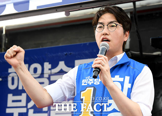 부산 북갑 역시 정 대표에게는 부담스러운 지역이다. 민주당은 청와대 AI미래기획수석 출신인 하정우 후보를 전략적으로 영입하며 영남권 교두보 확보에 공을 들여왔다. 사진은 지난달 28일 오후 부산 북구 덕천역 일대에서 유세차에 올라 지지를 호소하고 있는 하정우 민주당 부산 북구갑 국회의원 후보. /부산=박상민 기자