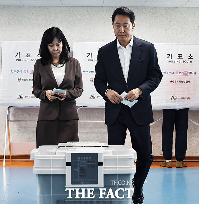 오세훈 국민의힘 서울시장 후보와 송현옥 여사(왼쪽)가 29일 오전 서울 용산구 한남동주민센터에 마련된 제9회 전국동시지방선거 투표소에서 사전투표를 하고 있다. /배정한 기자