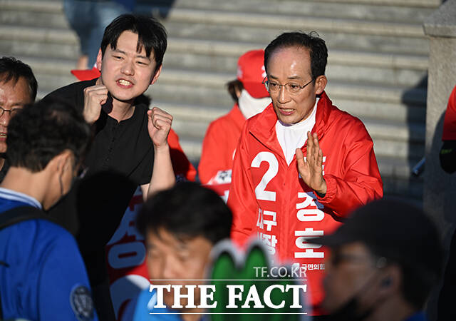 추경호 국민의힘 대구시장 후보가 제9회 전국동시지방선거 사전투표 첫날인 29일 오후 대구 수성구 삼성라이온즈파크를 찾아 시민들과 인사하고 있다. /대구=박헌우 기자