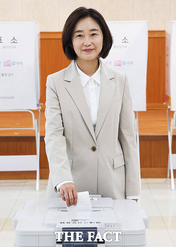 경기 평택을 국회의원 재선거에 출마한 진보당 김재연 후보가 29일 경기도 평택시 안중읍 행정복지센터에서 사전투표를 하고 있다. /평택=남윤호 기자