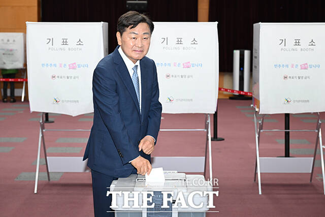 김관영 무소속 전북특별자치도지사 후보가 29일 오전 전북도 전주 완산구 전북특별자치도청에 마련된 제9회 전국동시지방선거 투표소에서 사전투표를 하고 있다. /전주=김성렬 기자