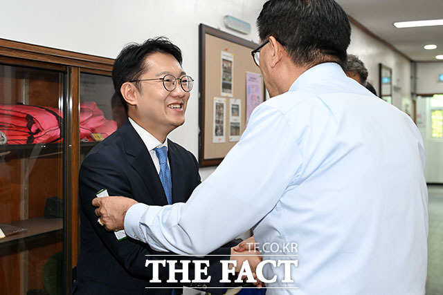 김남준 더불어민주당 계양을 국회의원 보궐선거 후보가 29일 오전 인천 계양구 작전서운동행정복지센터에 마련된 제9회 전국동시지방선거 투표소에서 사전 투표를 하고 있다. /인천=서예원 기자
