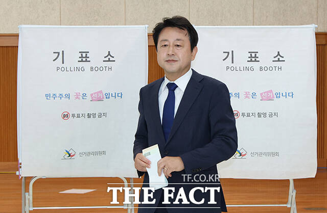 사전투표를 마친 김용남 후보가 취재진 질문에 답변하고 있다.