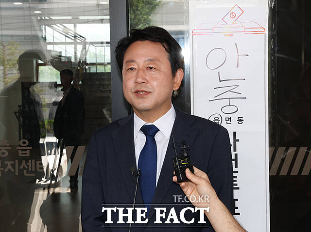 사전투표를 마친 김용남 후보가 취재진 질문에 답변하고 있다.