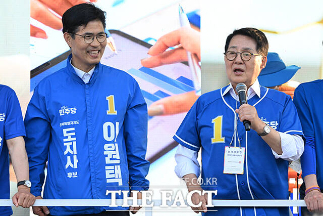 박지원 더불어민주당 국회의원(오른쪽)이 29일 오후 전북도 전주 완산구 풍남문광장에서 열린 유세현장에 참석해 시민들을 향해 이원택 전북특별자치도지사 후보의 지지를 호소하고 있다. /전주=김성렬 기자