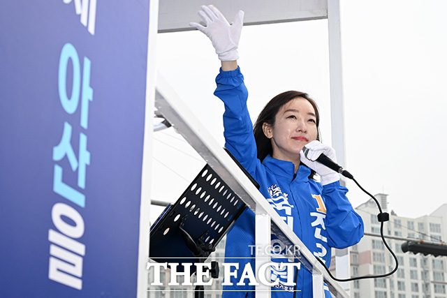 전은수 더불어민주당 아산을 국회의원 보궐선거 후보가 29일 오전 충남 아산시 배방1교차로에서 지지를 호소하고 있다. /아산=남용희 기자