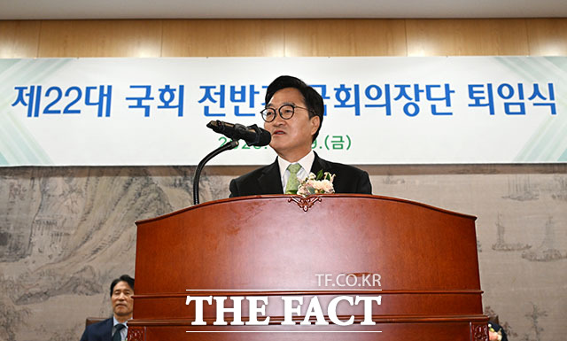 우원식 국회의장이 29일 오후 서울 여의도 국회에서 열린 제22대 전반기 국회 국회의장단 퇴임식에서 꽃다발을 받고 미소짓고 있다. /국회=서예원 기자