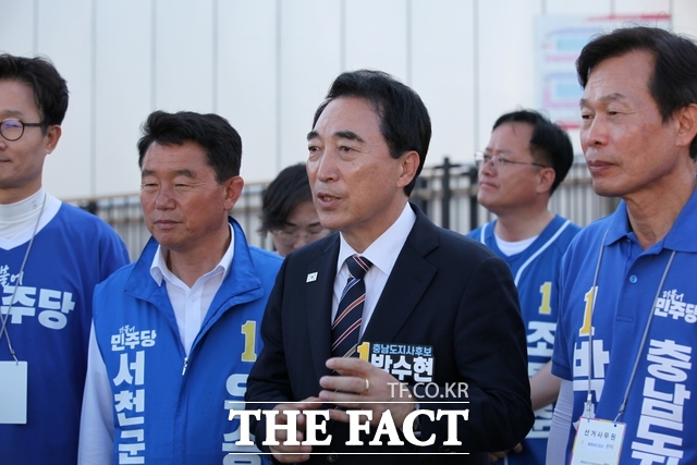 박수현 더불어민주당 충남도지사 후보(가운데)가 29일 충남 서천특화시장에서 조속한 재건축과 지역 경제 활성화 방안 등에 대해 발언하고 있다. /노경완 기자