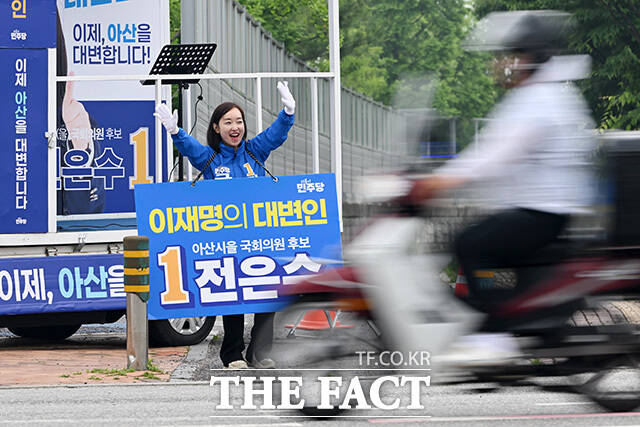 아침 출근길 시민들에게 인사하는 전은수 아산을 후보.
