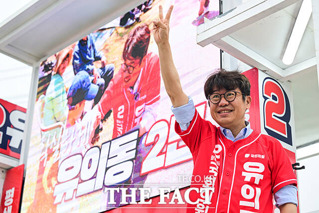 유의동 국민의힘 경기 평택을 국회의원 재선거 후보가 29일 오전 경기 평택시 고덕면 궁리사거리에서 출근길 인사를 하고 있다. /평택=남윤호 기자