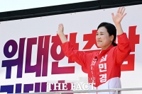  온양온천역 광장 찾은 시민들에게 인사하는 김민경 후보 [포토]