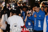  이원택 전북도지사 후보, 한옥마을 도보 유세 [TF사진관]