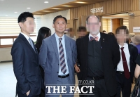 6·3 지방선거 사전투표소에 나타난 '부정선거 음모론자' [TF사진관]