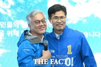  어깨동무 하는 최강욱-이원택 [포토]