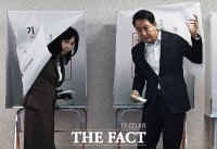  한남동주민센터에서 사전투표하는 오세훈 서울시장 후보 내외 [TF사진관]