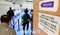 사전투표하는 유권자들 [포토]