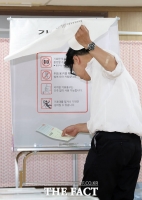  기표소 들어가는 한동훈 [포토]