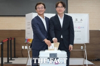  사전투표소 함께 찾은 전재수-하정우 [TF사진관]