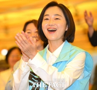  아파트 경로 행사 참석한 김재연 국회의원 후보 [TF사진관]